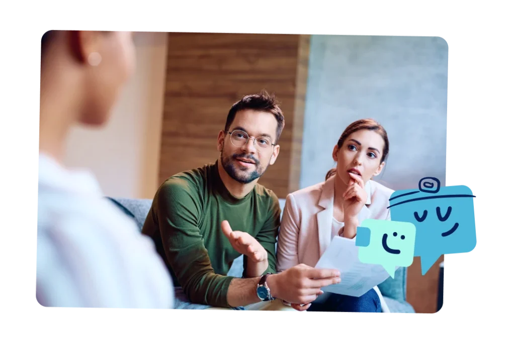 Familia revisa una propuesta de crédito hipotecario en su hogar.