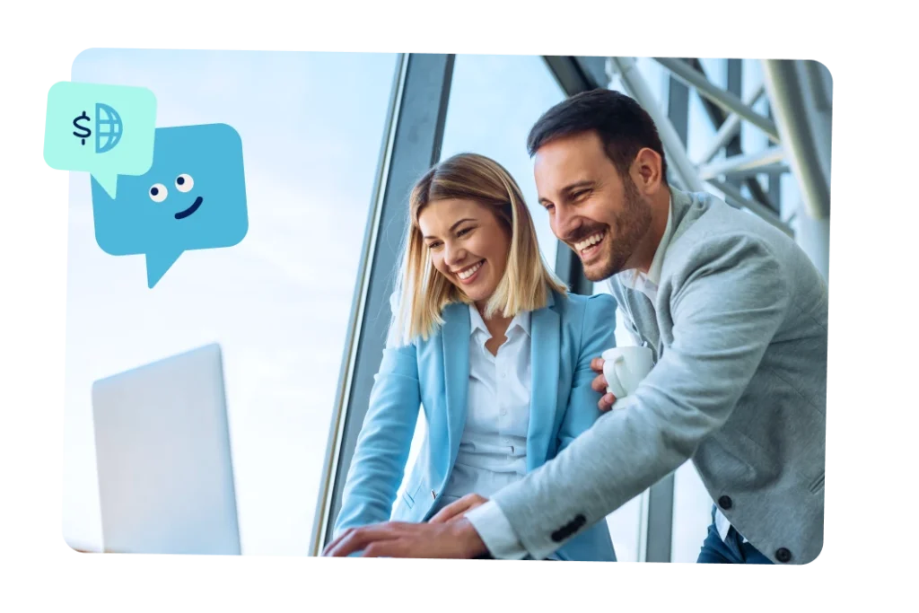 Pareja analiza información financiera en un ordenador.